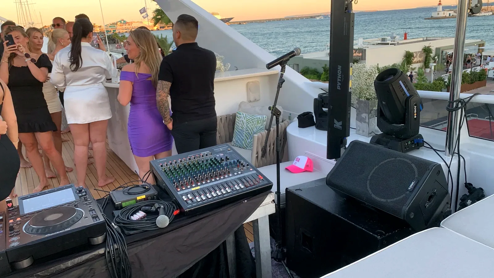 Equipo DJ y sistema de sonido montado a bordo de un yate en Ibiza