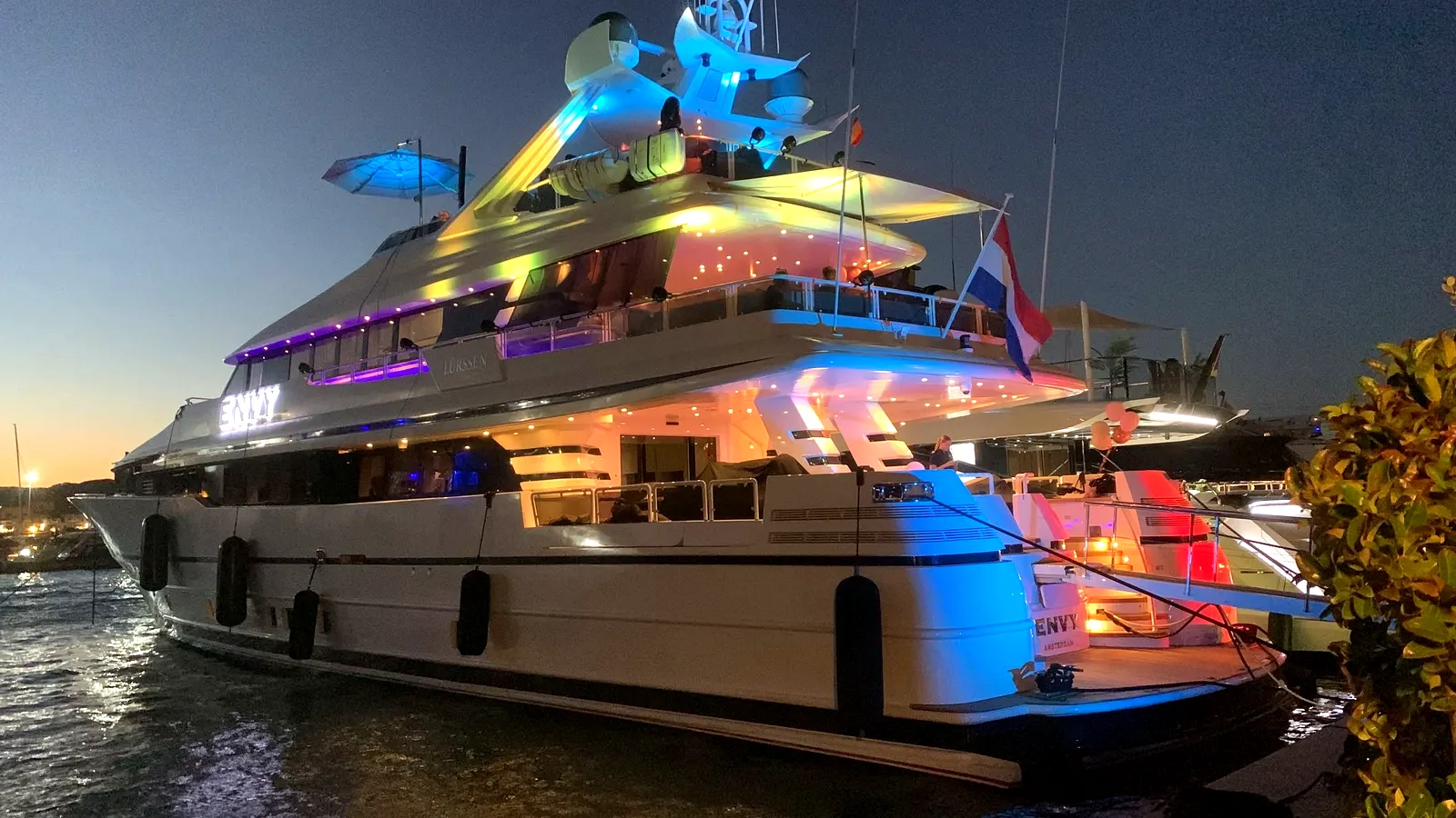 Sonido e iluminación para fiesta en superyate al atardecer en Ibiza — DecibelSea