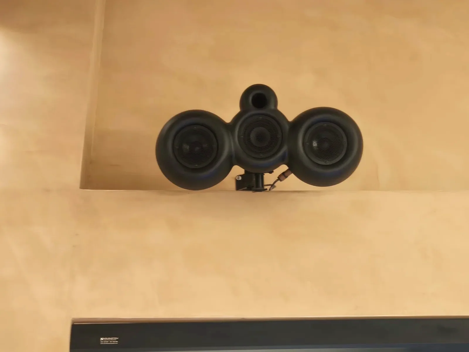Altavoz de techo empotrado y discreto para música ambiente en Ibiza