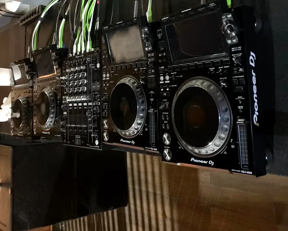 Cabina de DJ completa Pioneer CDJ-3000 para alquiler de eventos en Ibiza — DecibelSea