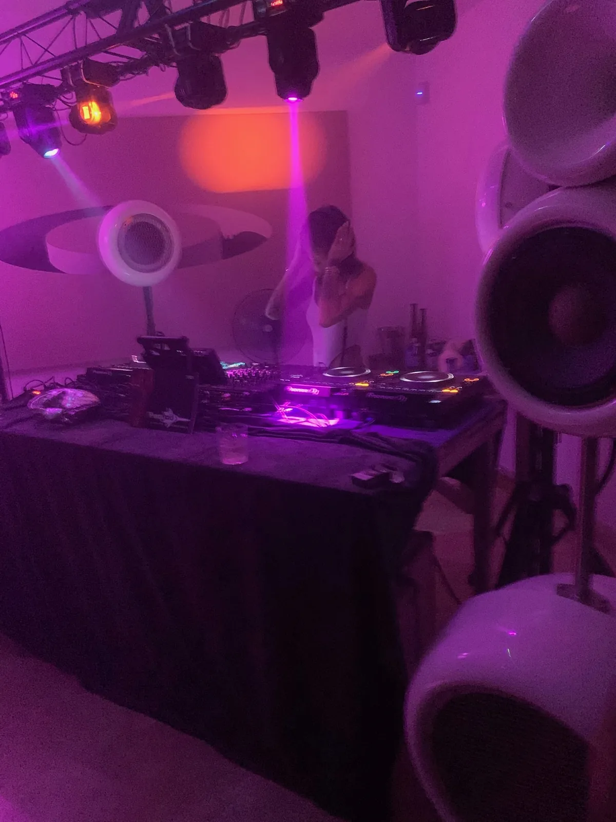 DJ booth con sistema Pequod Acoustics