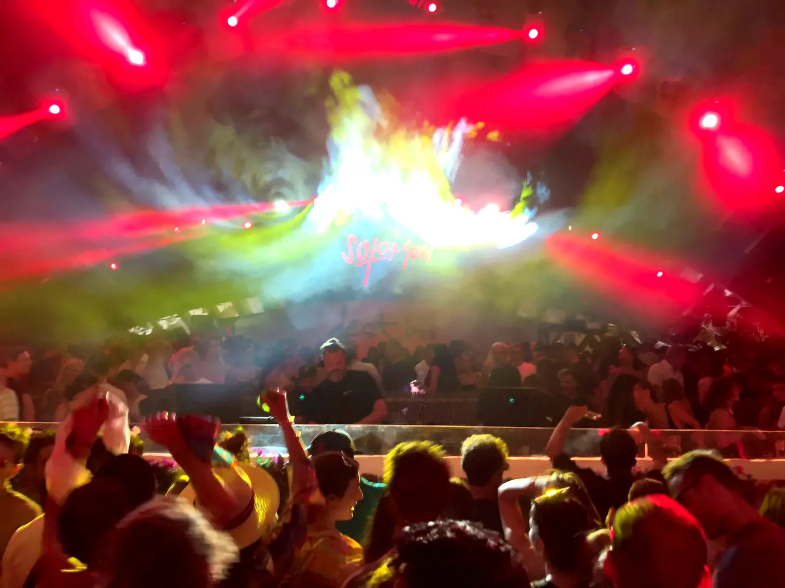 Evento en club con láseres e iluminación en Ibiza — DecibelSea