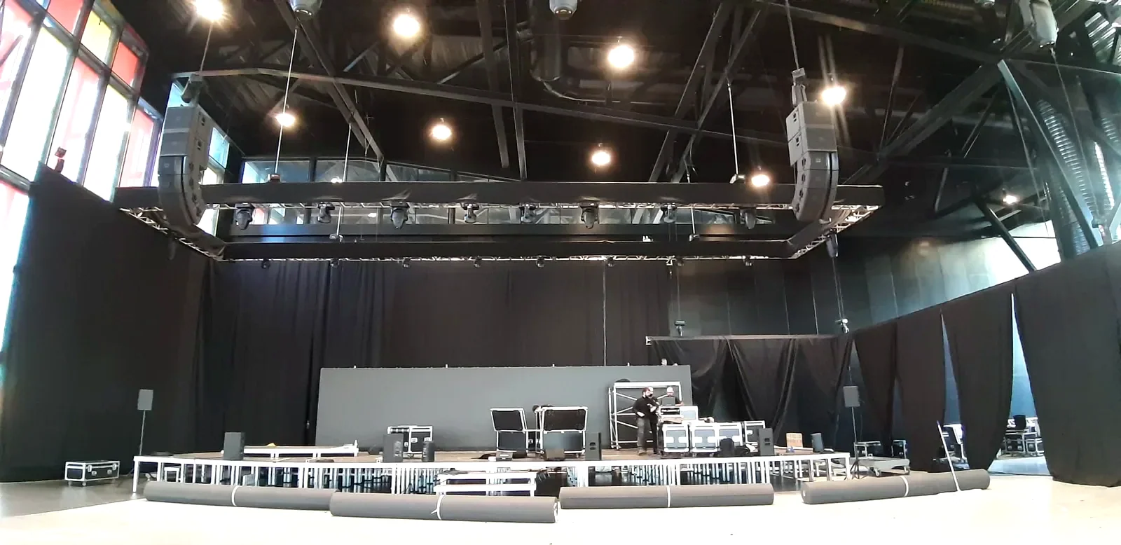 Truss e iluminación de escenario montada para un evento en Ibiza — diseño lumínico DecibelSea