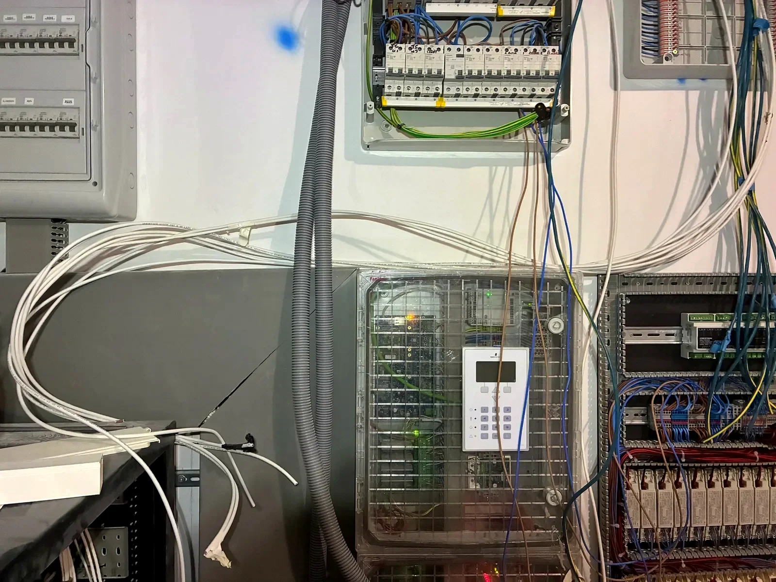 Cuadro de automatización KNX de una instalación de domótica en Ibiza — DecibelSea