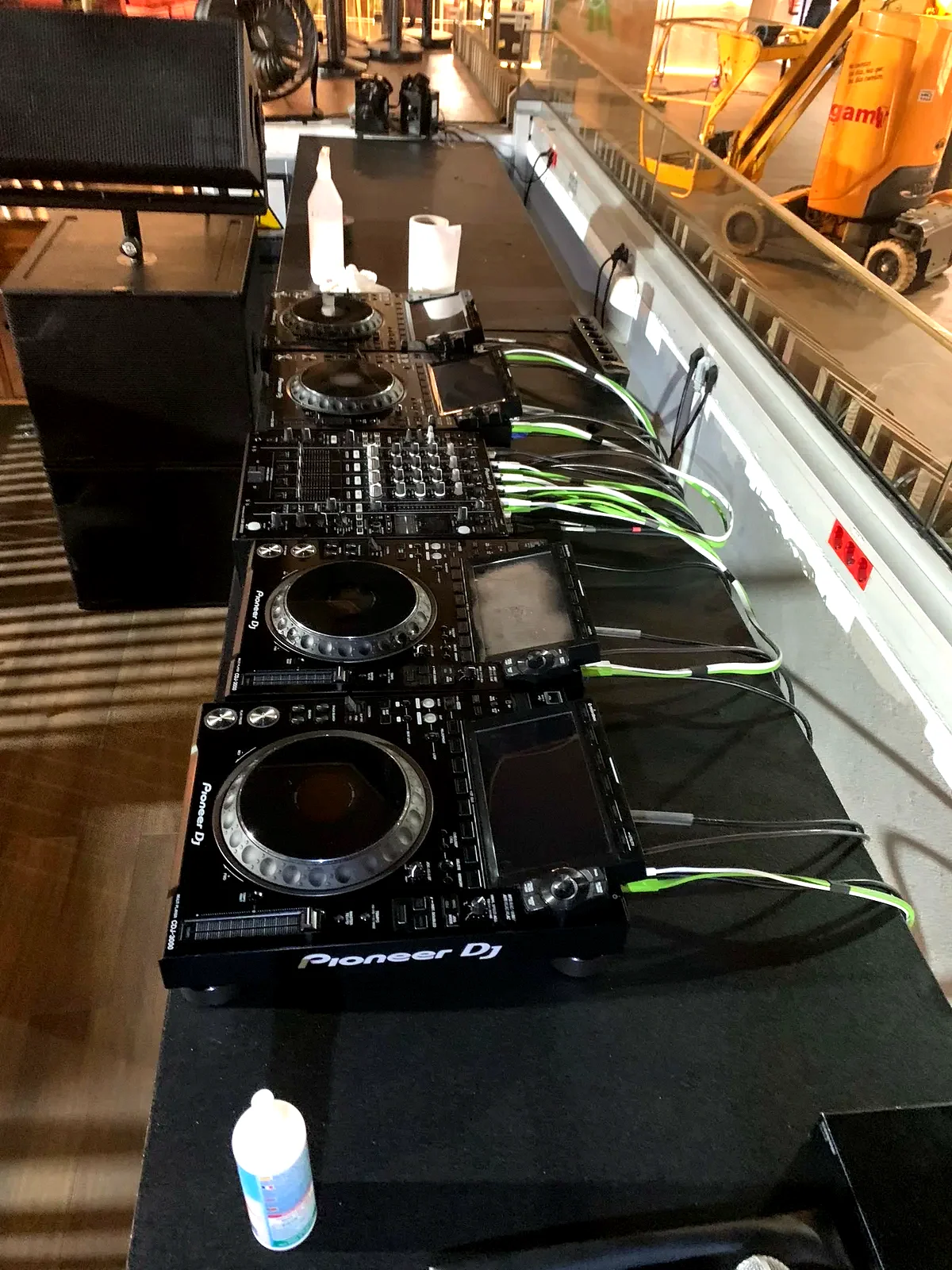 Line array y cabina montados en sala de club en Ibiza — DecibelSea