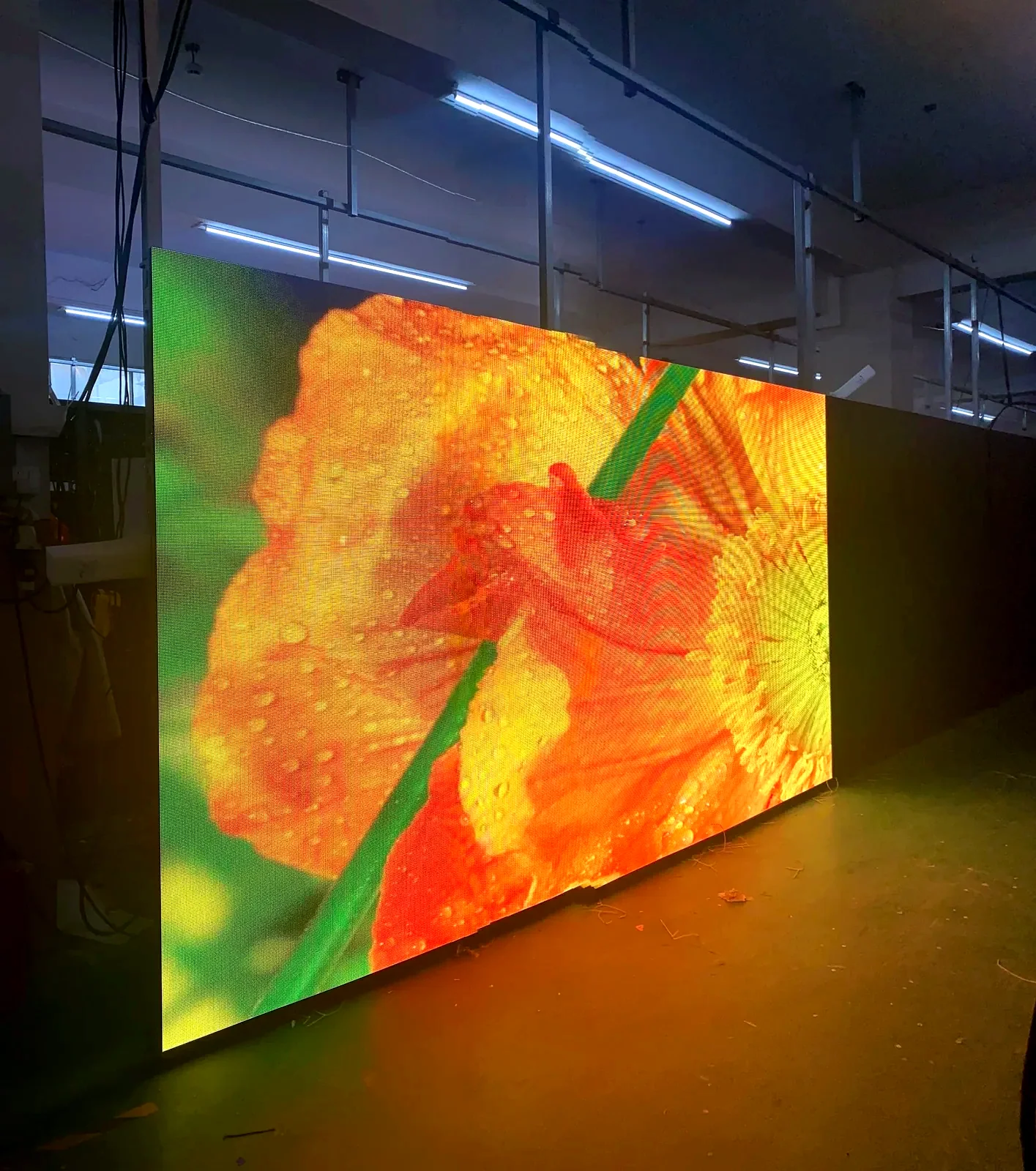 Pantalla LED de gran formato vista frontal mostrando contenido en Ibiza — DecibelSea