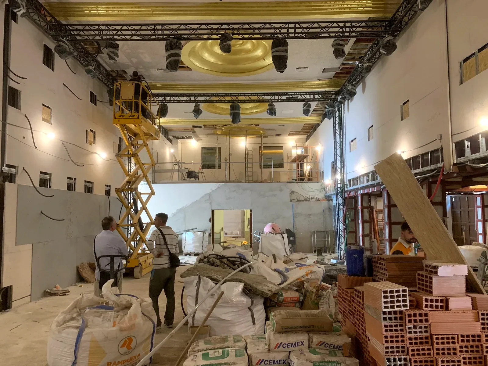Instalación de sistema de sonido en local en obra en Ibiza — DecibelSea