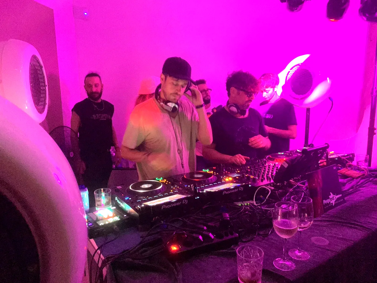 Cabina DJ y sistema de sonido en fiesta privada en villa de Ibiza